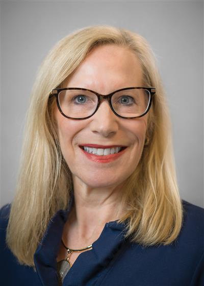 Darcy Davis Headshot
